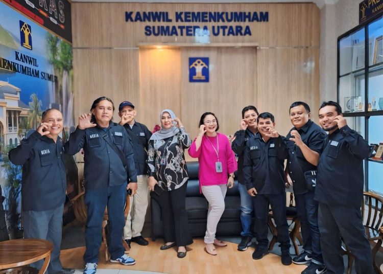 Kabag Program dan Humas Reformasi Birokrasi dan Teknologi Informasi Kanwil Kemenkumham Sumut, Hotmonaria Damanik, bersama Kasubagnya, Mida Rima Maria, foto bersama dengan wartawan yang bertugas di Kanwil Kemenkumham Sumut.(Satunusantara news/HO-Humas Kemenkumham Sumut).