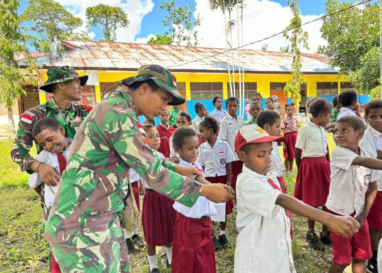 Personel Yonif 122/Tombak Sakti melalui Pos Sawiyatami memberikan  latihan  baris berbaris kepada  Siswa SD Inpres Sawiyatami, Kampung Sawiyatami, Distrik Mannem, Kabupaten Keerom, Papua.(Satunusantara news/HO-Yonif 122/TS).