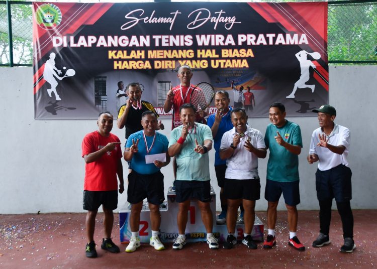 Danre) 033/Wira Pratama Brigjen TNI Jimmy Watuseke  (tengah) berpasangan  dengan Kapten Inf J. Rambe keluar sebagai juara dalam perlombaan pertandingan Tenis Lapangan antar Perwira Korem 033/WP (Satunusantara news/H0/Penrem 03/WB).