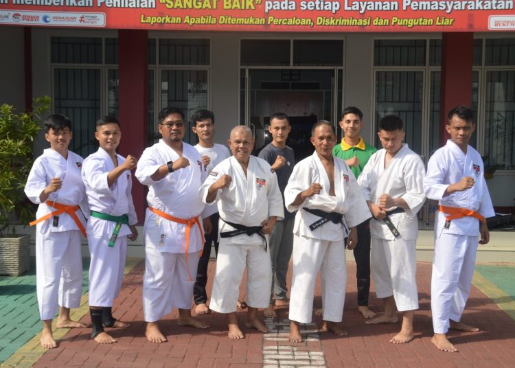 Petugas Lapas Kelas I Medan menggelar latihan beladiri Kempo,  dalam meningkatkan fisik, kesehatan dan juga keahlian beladiri.(Satunusantara news/HO-Humas Lapas Medan).