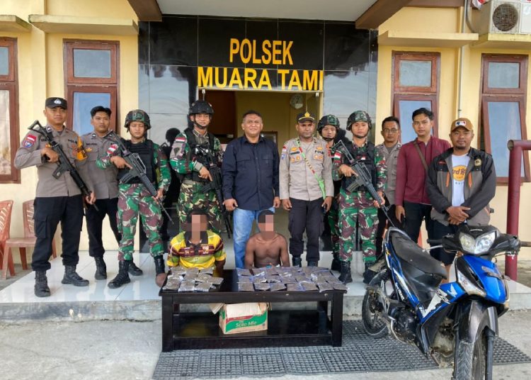 Personel Satgas Batalyon Infanteri 122/TS bersama Polsek Muaratami mengamankan pemilik 500 gram ganja di Kampung Mosso, Distrik Muaratami, Kota Jayapura.(Satunusantara news/HO-Yonif 122/TS).