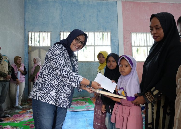 Champion Srikandi PLN sekaligus Manajer PLN UP3 Padangsidimpuan,Yessi Indra (kiri) saat menyerahkan santunan kepada anak  yatim dhuafa di Panti Asuhan Al-Manar Ujung Gurap, Kecamatan Padangsidimpuan Batunadua, Kota Padangsidimpuan.(Satunusantara news/HO-Humas PLN UID Sumut).