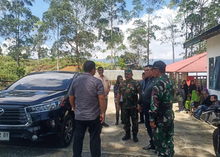 Wakil Rektor IV Universitas Pertahanan Mayjen TNI Dr Ir Susilo Adi Purwanto,SE,M.Eng (kuri) saat mengunjungi Kodim 0309/Solok di Nagari Alahan Panjang, Kecamatan  Lembah Gumanti, Kabupaten Solok.(Satunusantara news/HO-Pendim 0309/Solok)