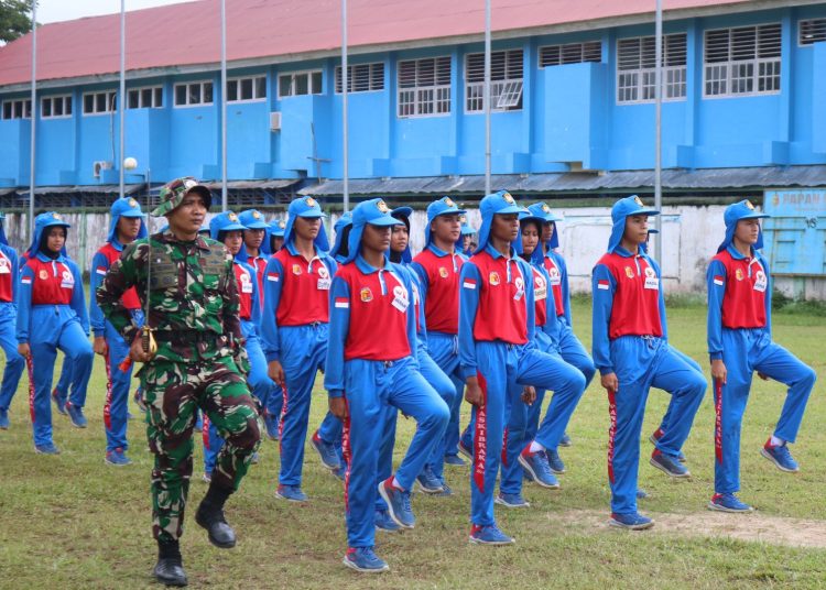 Personel Kodim 0309/Solok Peltu melatih para calon anggota Pasukan Pengibar Bendera (Paskibra) di Lapangan Merdeka Kota Solok.(Satunusantara news/HO-Pendim 0309/Solok).