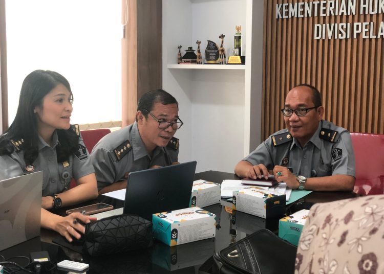 Kadiv Pelayanan Hukum dan HAM Kanwil Kemenkumham Sumut,  Alex Cosmas Pinem mengharmonisasikan empat Ranperwal Kota Binjai.(Satunusantara news/HO-Humas Kemenkumham Sumut).