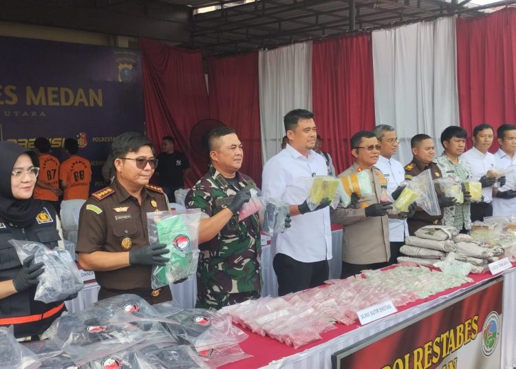 Kapolrestabes Medan, Kombes Pol Teddy John Sahala Marbun (tengah) saat memperlihatkan barang bukti narkotika yang akan dimusnahkan.(Satunusantara news/HO-Humas Polrestabes Medan).