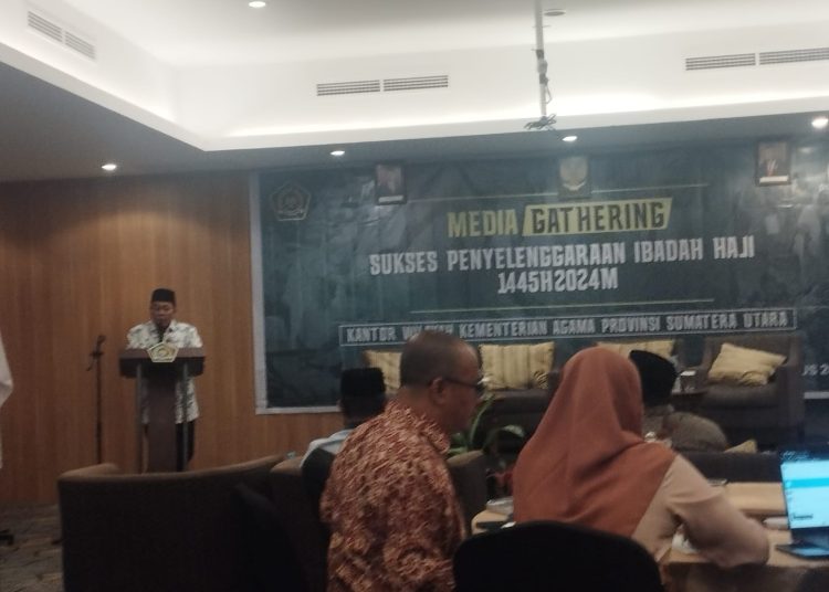 Kakanwil Kemenag Provinsi Sumut, H. Ahmad Qosbi,  saat menyampaikan sambutan pada pembukaan kegiatan Media Gathering dengan tema "Sukses Penyelenggaraan Ibadah Haji Tahun 2024".(Satunusantara news/Munawar).