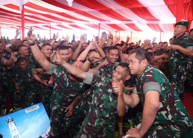 Kasad Jenderal TNI Maruli Simanjuntak (kanan) saat foto bersama dengan prajurit, dalam kunker ke wilayah Korem 032/Wira Braja di Padang.(Satunusantara news/HO-Penrem 032/WB).