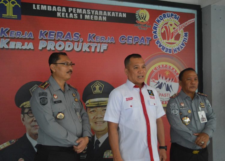 Direktur Jenderal HAM, Kemenkumham, Dhahana Putra (tengah) saat berkunjung ke Lapas Kelas I Medan.(Satunusantara news/HO-Humas Kemenkumham Sumut).