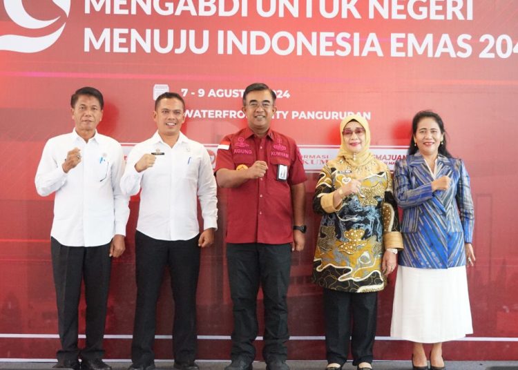 Kakanwil Kemenkumham Sumut Agung Krisna (tengah) foto bersama dengan pejabat Pemkab Samosir, Labuhanbatu, dan Pematang Siantar pada pameran Pameran Pelayanan Publik di Waterfront Pangururan, Kabupaten Samosir.(Satunusantara news/HO-Humas Kemenkumham Sumut).