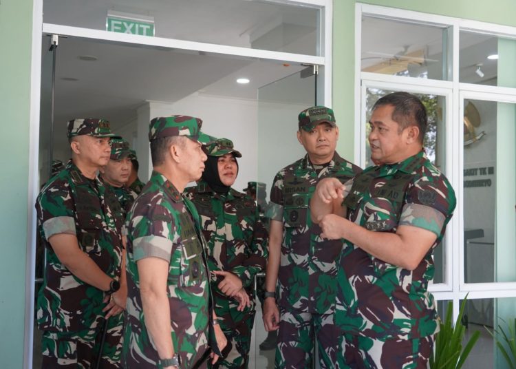 Pangdam I/BB  Mayjen TNI Mochammad Hasan (kiri) saat mendampingi Kasad, Jenderal TNI Maruli Simanjuntak (kanan) melakukan kunjungan kerja di wilayah Korem 032/Wirabraja di Kota Padang.(Satunusantara news/HO-Pendam I/BB).