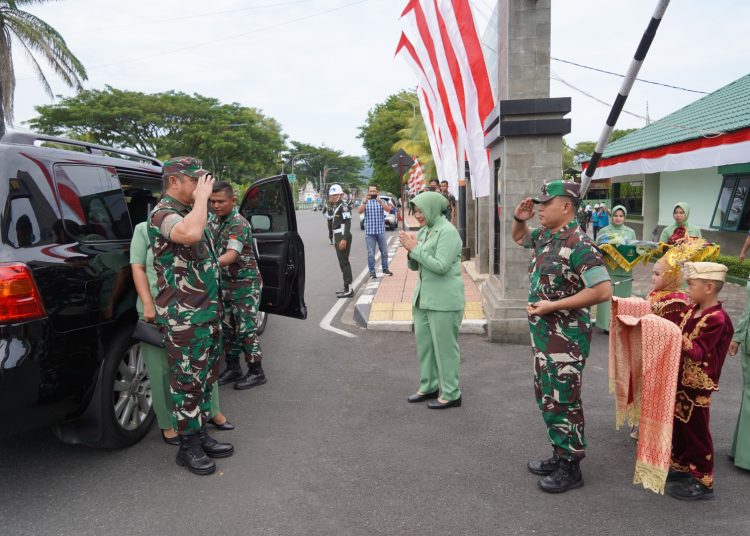 Danrem 032/Wirabraja, Brigjen TNI Wahyu Eko Purnomo (kanan) saat menyambut dan memberikan penghormatan kepada  Kasad Jenderal TNI Maruli Simanjuntak, dalam kunjungan kerja ke Kota Padang.(Satunusantara news/HO-Penrem 032/WB).