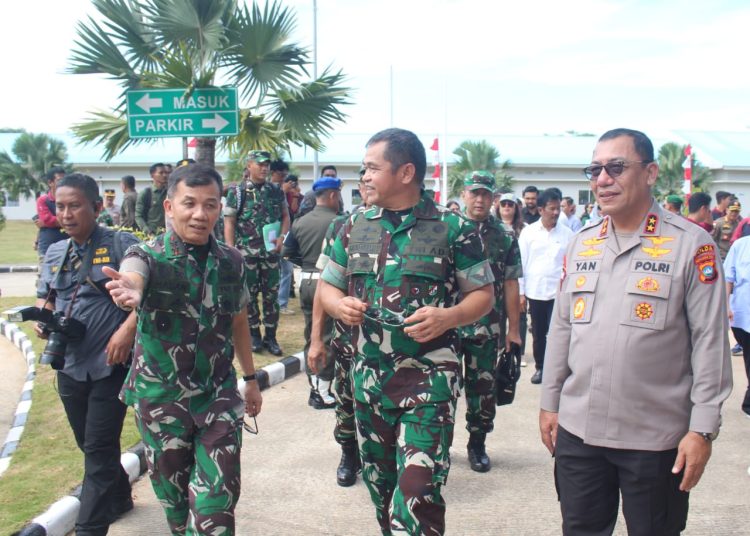 Kasad Jenderal TNI Maruli Simanjuntak (tengah) saat didampingi Pangdam I/BB, Mayjen TNI Mochammad Hasan (kiri)  meninjau ke eks Rumah Sakit Khusus Infeksi  COVID- 9 Pulau Galang, Kota Batam, Kepulauan Riau.(Satunusantara news/HO-Pendam I/BB).