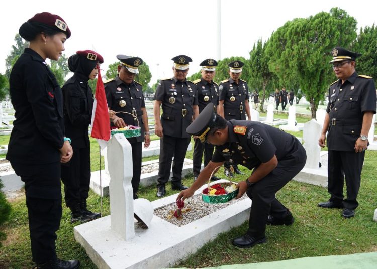 Kakanwil Kemenkumham Sumut,  Agung Krisna  (kanan) saat Tabur Bunga dan Ziarah di Taman Makam Pahlawan Nasional Bukit Barisan Kota Medan.(Satunusantara news/HO-Humas Kemenkumham Sumut).