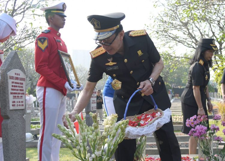Menkumham Yasonna H. Laoly ,  Ziarah dan Tabur Bunga, di Taman Makam Pahlawan Nasional Kalibata, Jakarta.(Satunusantara news/HO-Humas Kemenkumham Sumut).