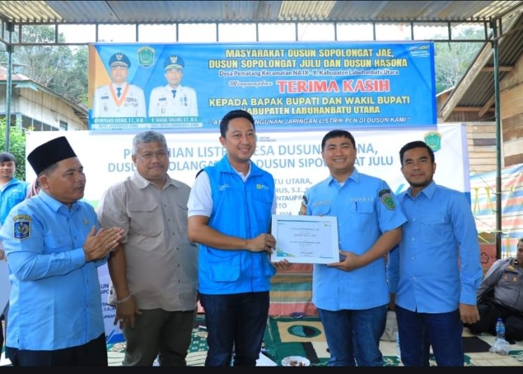 Manajer PLN UP3 Rantauprapat, Sendi Rudianto (kiri) menyerahkan piagam penghargaan kepada Bupati Labuhan Batu Utara,Hendriyanto Sitorus (dua dari kanan) di Desa Pematang,Labuhan Batu Utara.(Satunusantara news/HO-Humas PLN UID Sumut).