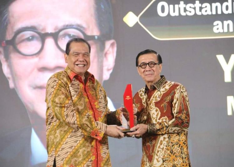 Menkumham Yasonna Hamonangan Laoly (kanan) saat menerima  penghargaan CNN Indonesia Awards kategori Outstanding Dedication to Law Enforcement and Anti-Corruption Movement yang diberikan oleh Chairman CT Corp Chairul Tanjung di JW Marriot Hotel Medan.(Satunusantara news/HO-Kemenkumham Sumut).