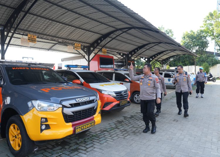 Kapolda Sumut, Irjen Pol Whisnu Hermawan Februanto  (depan) saat  melakukan peninjauan dan pemeriksaan terhadap pos, sarana serta prasarana yang ada di markas Polda Sumut.(Satunusantara news/HO-Humas Polda Sumut).