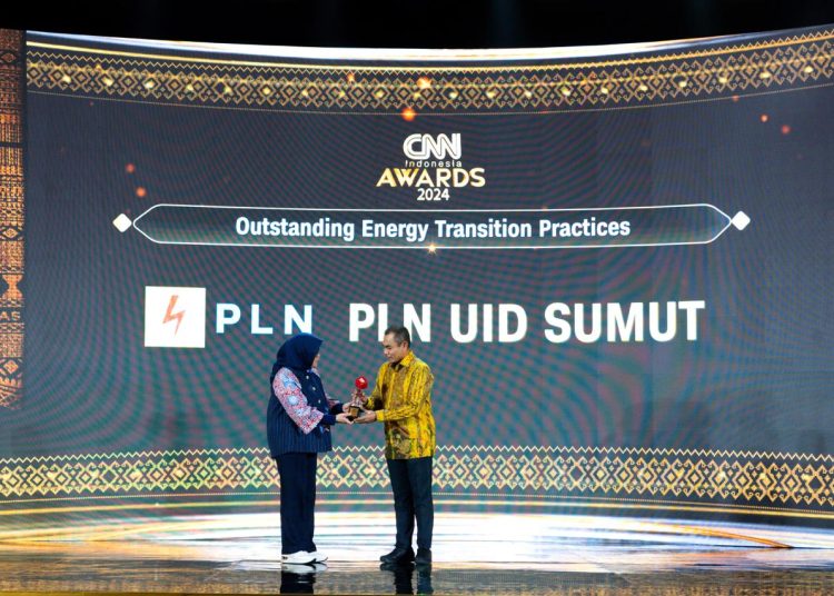 Penghargaan  Outstanding Energy Transition Practices diserahkan langsung oleh Direktur Utama CNN Indonesia,Titin Rosmasari (kiri)  kepada General Manajer PLN UID Sumatera Utara, Saleh Siswanto (kanan) sebagai bentuk apresiasi atas capaian luar biasa PLN dalam bidang energi terbarukan.(Satunusantara news/HO-Humas PLN UID Sumut).