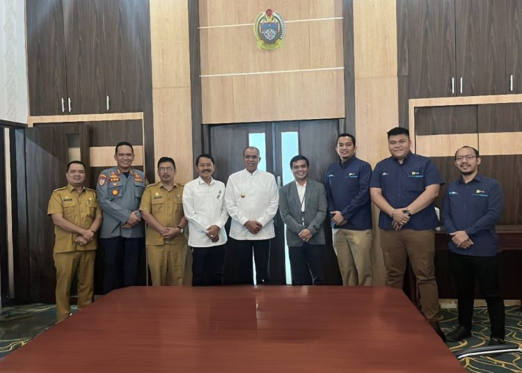Manajer PLN UP3 Binjai, Darwin Simanjuntak (empat dari kanan) beserta jajaran dengan Pj Bupati Langkat HM Faisal Hasrimy,AP,MAP (lima dari kiri) beserta jajaran.(Satunusantara news/HO-Humas PLN UID Sumut).