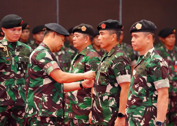 Kasum TNI Letjen TNI Bambang Ismawan mewakili Panglima TNI Jenderal TNI Agus Subiyanto memimpin acara Serah Terima Jabatan Kapuspen TNI, Kapusjarah TNI, Kapusinfolahta TNI, dan Kapus RB TNI.(Satunusantara news/HO-Puspen TNI).