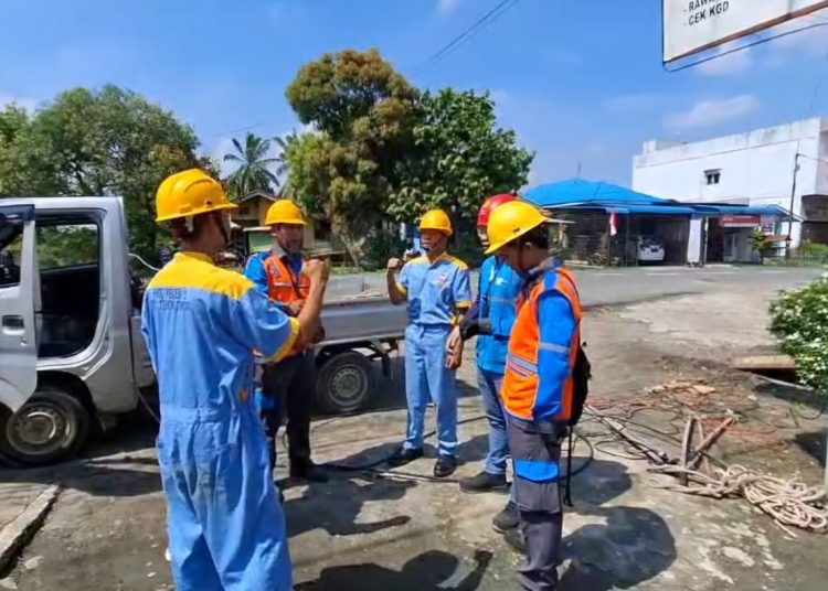 Team Leader K3 PLN Unit Layanan Pelanggan (ULP) Tebing Tinggi melakukan briefing sebelum melakukan pekerjaan peningkatan pasokan listrik.(Satunusantara news/HO-Humas PLN UID Sumut).