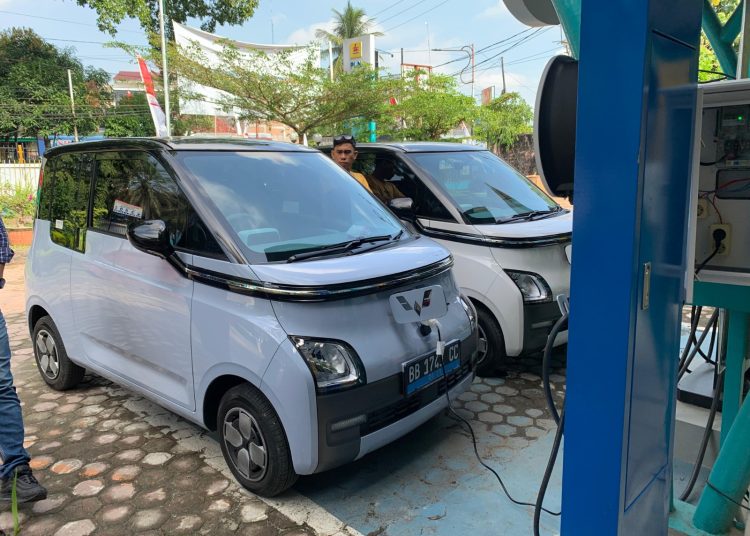 Pengguna kendaraan listrik di Kota Pematangsiantar sedang melakukan pengisian daya di SPKLU PLN Unit Layanan Pelanggan (ULP) Siantar Kota.(Satunusantara news/HO-PLN UID Sumut).