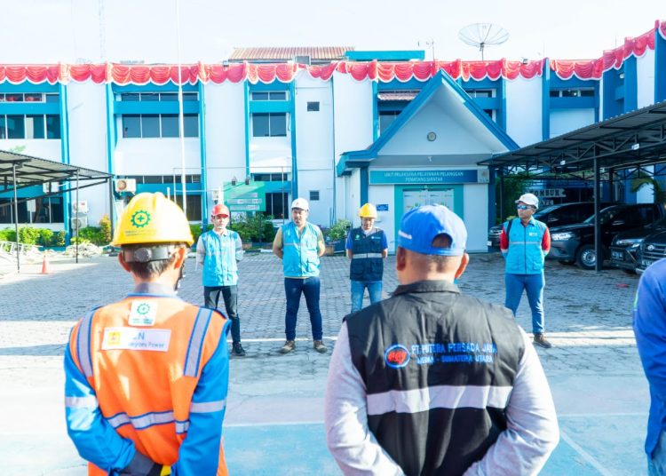 Petugas PLN UP3 Pematangsiantar dan PLN UPT Pematangsiantar melakukan briefing dan doa bersama seluruh petugas.(Satunusantara news/HO-Humas PLN UID Sumut).