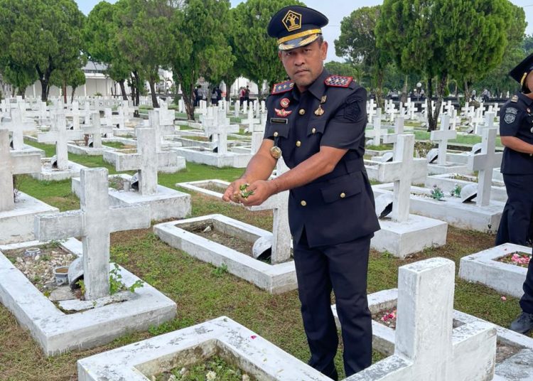 Kepala Rutan Kelas I Labuhan Deli, Erwin F Simangunsong, saat upacara tabur  bunga dan ziarah di Taman Makam Pahlawan (TMP) Bukit Barisan Medan.(Satunusantara news/HO-Humas Rutan Labuhan Deli).