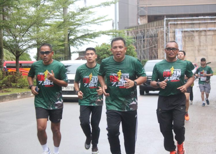 Danrem 033/Wira Pratama .Brigjen TNI JimmY Watuseke (tengah) saat mengikuti  Fun Run 7,9 Km untuk menyemarakkan HUT Kemerdekaan Republik Indonesia ke -79 tahun 2024.(Satunusantara news/HO-Penrem 033/WP).