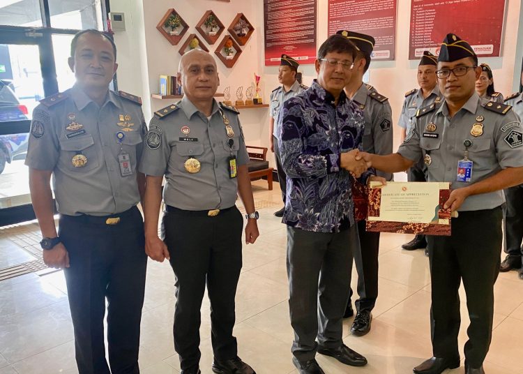 Duta Besar Bangladesh untuk Republik Indonesia  H.E .Mr Md Tarikul Islam (dua kanan) menyerahkan piagam penghargaan kepada pegawai Rudenim Medan didampingi Kepala Divisi Keimigrasian, Yan Wely Wiguna beserta Kepala Rudenim Medan, Sarsaralos Sivakkar.(Satunusantara news/HO-Humas Rudenim Medan).