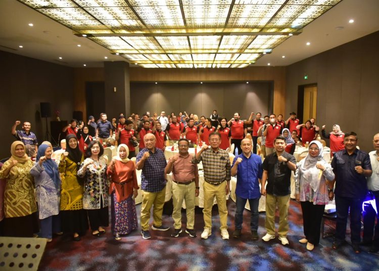 Rektor  Unimed Prof Dr Baharuddin ST MPd (tengah) saat kegiatan Media Gathering Unimed 2024, di Grand Mercure Hotel.(Satunusantara 
 news/HO-Humas Unimed).