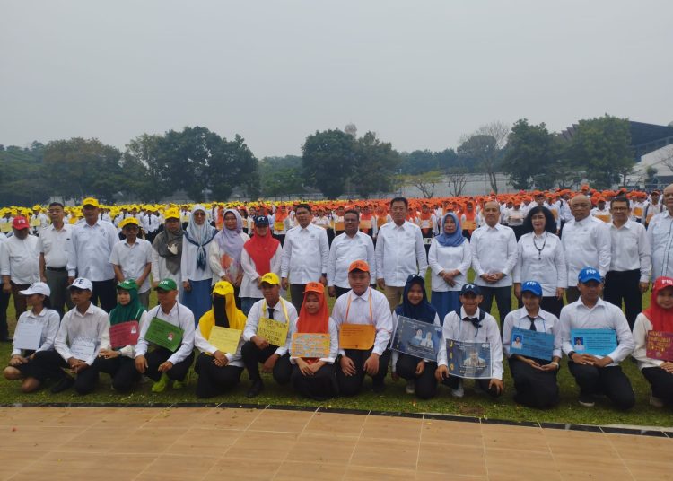 Rektor Unimed Prof Dr. Baharuddin,ST, MPd (tengah) bersama dengan Ketua Senat Prof Dr Syawal Gultom dan para Wakil Rektor, foto bersama usai pembukaan PKKMB Unimed Tahun 2024.(Satunusantara news/Munawar)