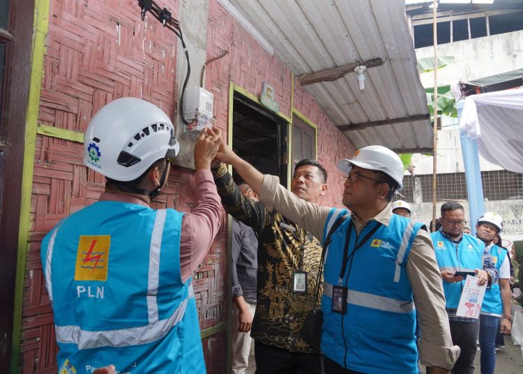 Senior Manajer Niaga dan Management  Pelanggan, Dony Adriansyah (tengah) bersama Manajer PLN Unit Pelaksana Pelayanan Pelanggan (UP3) Medan, Ricky Yacob (kiri) dan Camat Sunggal, T Chiruniza (kanan) saat melakukan penyalaan di rumah salah satu penerima manfaat  LUTD.(Satunusantara news/HO-Humas PLN UID Sumut).