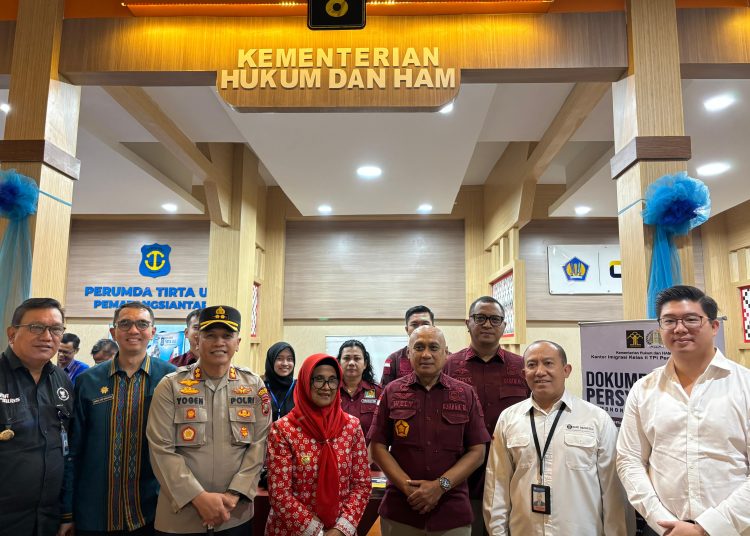 Kadiv Keimigrasian Kanwil Kemenkumham Sumut, Yan Wely Wiguna (tiga kanan) saat menghadiri launching Mall Pelayanan Publik Kota Pematangsiantar.(Satunusantara news/HO-Humas Kanwil  Kemenkumham Sumut).