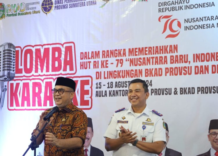 Kepala Dishub Sumut, Agustinus Panjaitan (kanan) saat manyampaikan sambutannya membuka acara lomba karaoke di area Aula kantor Dishub Sumut.(Satunusantara news/HO-Dokumentasi).