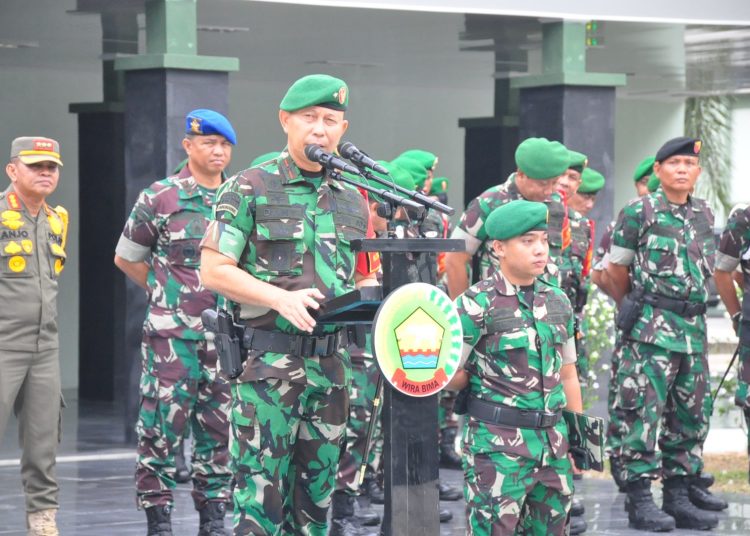 Danrem 031/Wira Bima, Brigjen TNI Dany Rakca (kiri) saat menyampaikan sambutan apel  pengamanan Pilkada Serentak Tahun 2024 di  Makorem 031/Wira Bima.(Satunusantara news/HO-Penrem 031/Wira Bima).