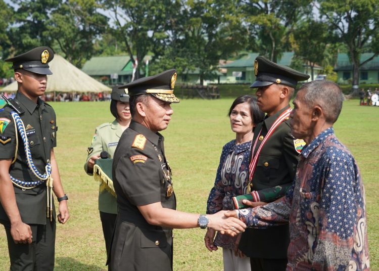Pangdam I/BB, Mayjen TNI Mochammad Hasan (kiri) menyalami orang tua dari Tamtama terbaik pada Penutupan Prodi Pendidikan Pertama Tamtama TNI AD TA 2024 di Lapangan Rindam I/BB, Pematangsiantar.(Satunusantara news/HO-Pendam I/BB).