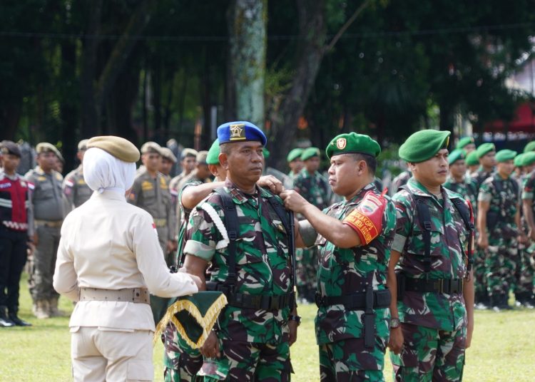 Danrem 032/Wbr, Brigjen TNI Wahyu Eko Purnomo (kanan) saat menyematkan tanda pita kepada personel pada  apel gelar PasukanPengamanaPilkada Serentak.(Satunusantara news/HO-Penrem 032/WBR).