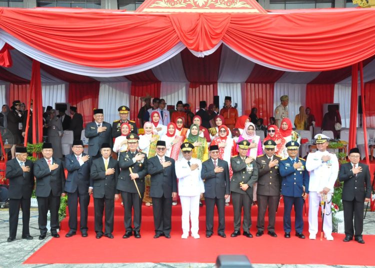 Danrem 031/Wira Bima Brigjen TNI Dany Rakca (lima dari kanan) saat menghadiri Upacara Hari kemerdekaan ke-79 Republik Indonesia Tingkat Provinsi Riau.(Satunusantara news/HO-Penrem 031/WB).