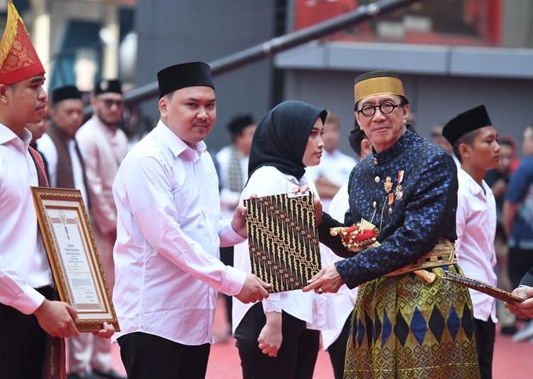 Menkumham, Yasonna H. Laoly (kanan) saat memberikan remisi kepada WBP  pada Upacara Peringatan Kemerdekaan RI ke-79 di lingkungan Kemenkumham.(Satunusantara news/HO-Humas Kemenkumham Sumut).