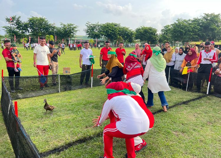 Persit dan masyarakat melaksanakan kegiatan menangkap itik  memeriahkan HUT 
 Kemerdekaan RI ke-79  yang diselenggarakan di Markas Yonif 126/KC di Kecamatan Sei Balai, Kabupaten Batu Bara.(Satnusantara news/HO-Yonif 126KC).