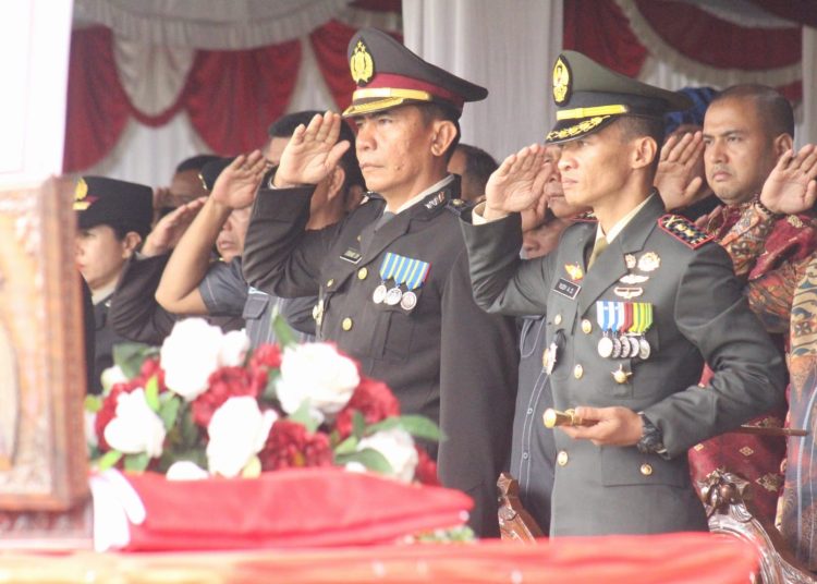 Dandim 0209/Labuhanbatu, Letkol Inf Yudy Ardiyan Saputro (kanan) saat mengikuti upacara peringatan  HUT RI ke-79 di Lapangan Ika Bina Rantauprapat, Kabupaten Labuhanbatu.(Satunusantara news/HO-Kodim 0209/LB).