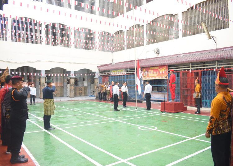 Kepala Seksi Pelayanan Tahanan, Pawer Siahaan (kanan) bertindak sebagai inspektur upacara memperingati  Hari Ulang Tahun Kemerdekaan RI ke-79 di Rutan Labuhan  Deli.(Satunusantara news/HO-Humas Rutan Labuhan Deli).
