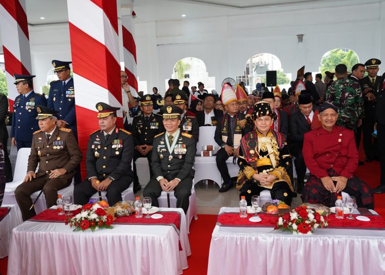 Pangdam I/Bukit Barisan, Mayjen TNI Mochammad Hasan (tengah) saat menghadiri Upacara Pengibaran Bendera Merah Putih dalam rangka Peringatan HUT ke-79 Kemerdekaan Republik Indonesia di Lapangan Astaka, Jalan William Iskandar Medan.(Satunusantara news/HO-Pendam I/BB).