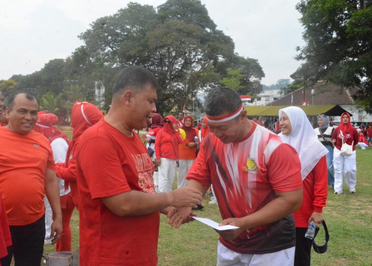 Danrem 032/Wirabraja, Brigjen TNI Wahyu Eko Purnomo (kiri) saat menyerahkan kepada pemenang perlombaan  dalam meriahkan HUT ke-79 Kemerdekaan RI.(Satunusantara news/HO-Penrem 032/Wbr).