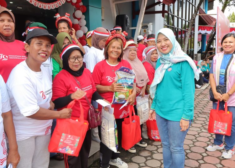 Ketua PIKK PLN UP3  Sibolga, Bunga Pandito, menyerahkan bantuan berupa sembako kepada puluhan petugas kebersihan dari Dinas Perumahan, Kawasan Pemukiman, dan Lingkungan Hidup (PKPLH)  Kota Sibolga.(Satunusantara news/HO-PLN UID Sumut).
