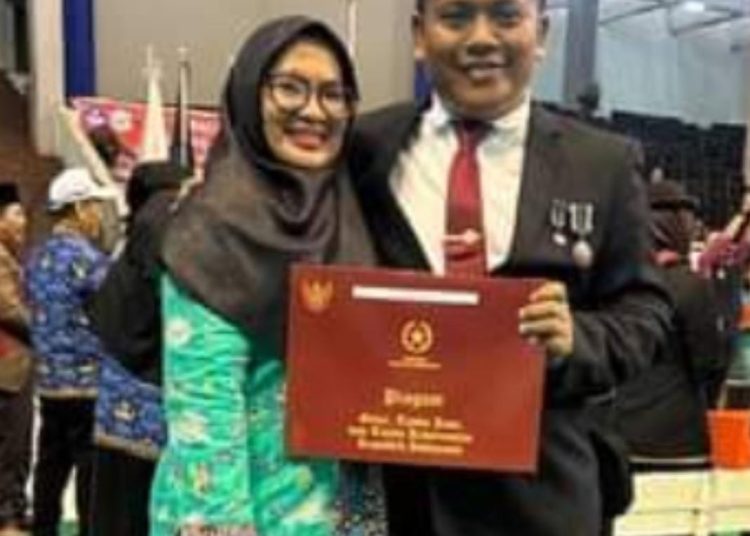 Dr. Muhammad Surif, M.Si, Dosen Unimed (kanan)  yang didampingi istrinya (kiri) saat menerima penghargaan Satya Lencana Karya Satya ke- X dari Presiden RI Joko Widodo, pada upacara peringatan Hari Kemerdekaan ke-79 Republik Indonesia  di kampus Unimed.(Satunusantara news/HO-Humas Unimed).