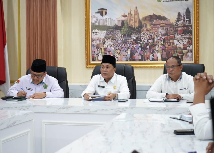 Kakanwil Kemenag Sumut, H. Ahmad Qosbi, S.Ag, MM  (tengah) saat memimpin Rapat Koordinasi Pejabat Pengelola Informasi dan Dokumentasi (PPID) dalam rangka menyamakan persepsi pelaksanaan tugas pengelolaan informasi dan dokumentasi.(Satunusantara news/HO-Humas Kanwil Kemenag Sumut).