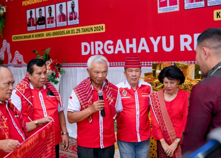 Ketua Dewan Pembina DPP Dr.Ir.Alexander Barus, MA, MBA, saat memberikan beka buluh (kain kebesaran suku Karo) sebagai tanda kehormatan kepada Kepala Dinas Perumahan, Kawasan Permukiman, Cipta Karya dan Tata Ruang Kota Medan, Alexander Sinulingga.(Satu Nusantara News/HO- Foto Dokumen).